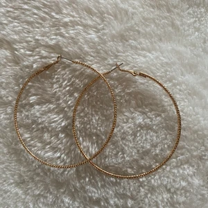 Örhängen  - Ett par fina örhängen som passar till alla stilar. Dom blir väldigt fina till en klänning eller något sånt🤍