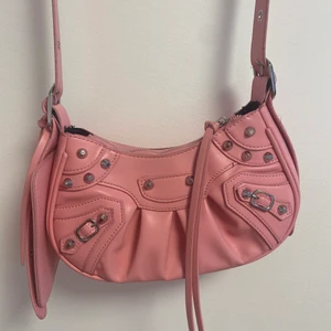 Handväska, balenciagainspirerad - Använd ett par gånger. Inköpt till min webshop (@forellie.eu på insta)