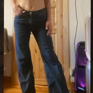 Mörkblå jeans - Svin snygga mörkblå vintage jeans! Passar mig som har s! 