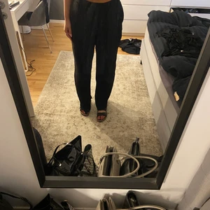 Byxa - Flowiga byxor från lager 157