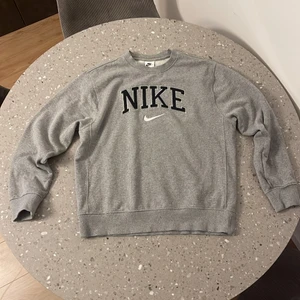 Nike ”retro” sweatshirt  - Storlek M, stortsett ny. Endast använd en gång! Perfekt som oversize om man vanligtvis har storlek S! 