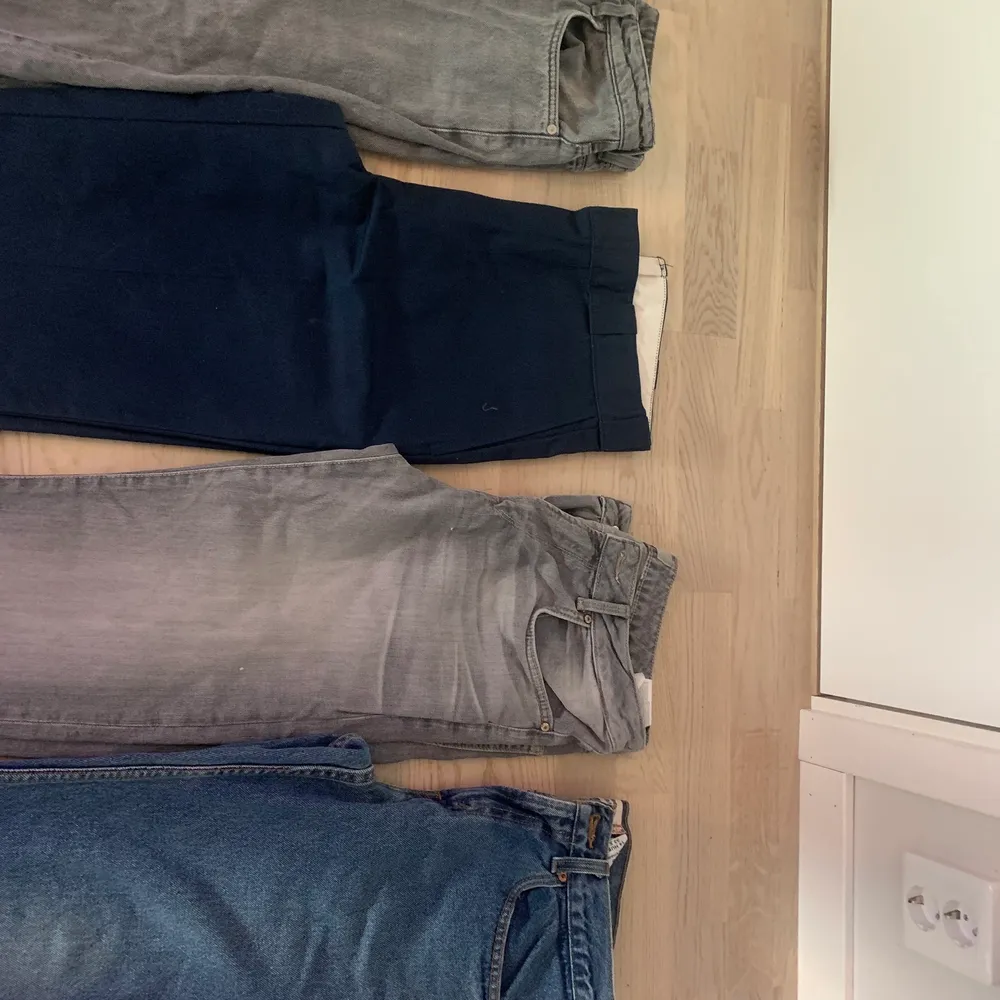 Vintage Jeans i bra skick. Storlekerna är olika så skriv vilka du är intresserad av så kan jag mäta och/eller skicka storlek. Skriv om ni har frågor. Jeans & Byxor.