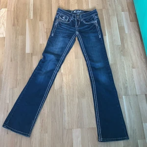 lågmidjade LA IDOL USA jeans - Hej jag säljer jeans från La idol Usa pga att de är på gränsen till för små för mig. Ingen strl men i midjan gissar jag W24. De har använts fåtal gånger så i gott skick. Om flera är intresserade startar jag budgivning:D KONTAKTA INNAN KÖP.