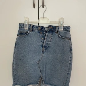 Jeanskjol  - Säljer denna kjol då den inte kommer till användning, kjolen är från hm i stl 34. 