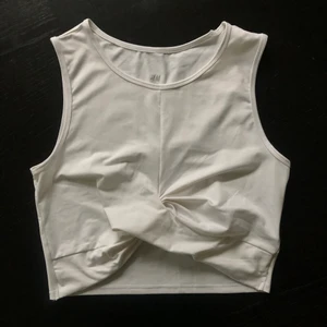 Tränings topp - Gullig tränings topp från H&M. 40 + 26kr frakt🤍