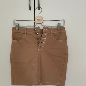 Jeanskjol - Säljer även denna kjol då den inte heller används längre. Den är från hm och är som ny. 