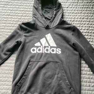 Adidas hoodie - En svart Adidasbyxor hoodie bra skick 