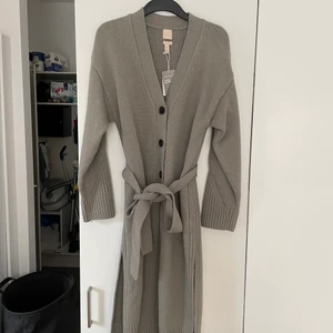 Klänning  - Säljer denna stickade kofta/klänning från H&M trend. Prislappen sitter kvar då jag aldrig har använd den🥰 Säljer den för 250 kr. Storlek XS