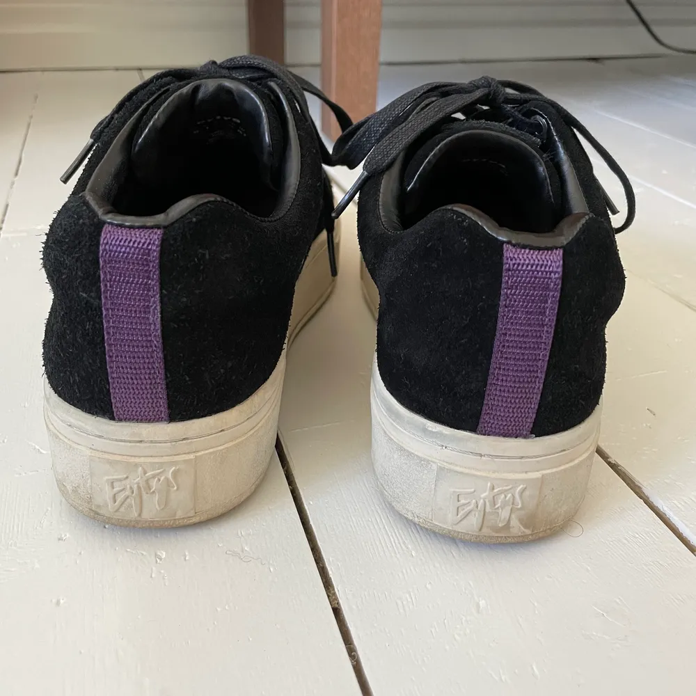 Etyts sneakers svarta mocka - storlek 39  Normala i storleken.  Använda 4 gånger! Precis som nya!!  Säljer pga. Har ångrat köpet och använder ej. . Skor.