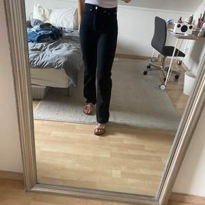 Svarta jeans (rowe extra high straight jeans) Jag är 170 cm lång, 68 kg Knappt använda