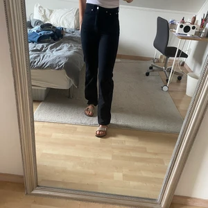 Svarta jeans - Svarta jeans (rowe extra high straight jeans) Jag är 170 cm lång, 68 kg Knappt använda
