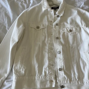 Jeansjacka - Vit jeansjacka från missguided och är aldrig använd. Passar nu till sommaren. Storlek 34. Mitt pris är 160 plus frakt!