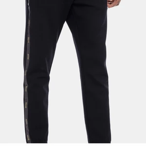 Sökes  - Söker byxorna och tröja till dressen 