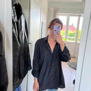 Randig oversize skjorta - Supersnygg skjorta i grårandigt mönster. Oversize, manlig modell storlek 42 men sitter snyggt som overshirt på mig som har S/36