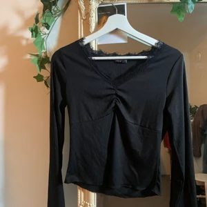 Basic topp med spets - Söt topp med spets längs ringningen. Oanvänd. Frakten ingår i priset.