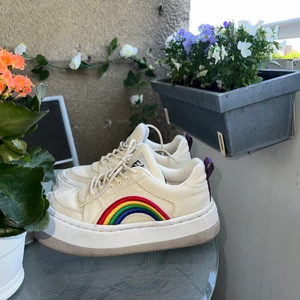 Eytys  - Eytys sonic canvas ecru sneakers  Nypris 2000kr  Storlek 37  Bra skick, endast lite smuts som syns på bilderna (vid köp rengörs det så bra det går)   Skriv för fler frågor/bilder✨