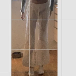 Linnebyxor  - Fina linnebyxor från lightinthebox som är bra skick men tyvärr alldeles för korta för mig, jag är 170 skulle rekommendera för er kring 160. Endast använda en kort stund. Byxorna är i storlek medium men är egentligen storlek Small då de är små i storleken. Lågmidjade💕💕om ni vill ha mer bilder så är det bara att fråga!!