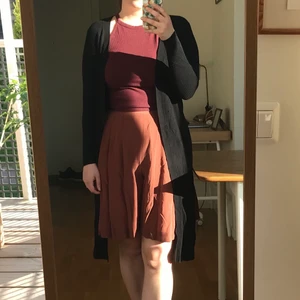 Lång kofta - Lång svart ribbad kofta med slits som tyvärr inte kommer till användning längre.  Superbekväm och mjuk. Lappen säger XS men den är så pass stretchig så det borde även passa upp till M. Köp denna och välj något för 20kr att få på köpet.