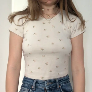 Brandy Melville topp - Topp/T-shirt från Brandy Melville med blommor/rosor 🌸 Använd fåtal gånger så är i bra skick (finns några små fläckar på framsidan ej märkbara) 🌼 Ingen storlek står men uppskattas till XS-S 
