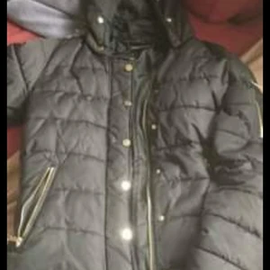 Vinter jacka - Super fin vinterjacka. Pälsen på luvan saknas.