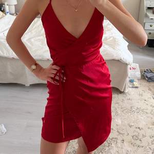 Sååå fin festklänning från NA-KD. Perfekt festklänning nu till sommaren. Så fint rött tyg i satin med fin markerad midja! Man får så fin form, använd ett fåtal gånger! 🫶❤️‍🔥❤️‍🔥