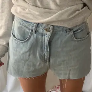 Super snygg, helt ny, jeans shorts från Zara. Köpte i fel storlek, men har bara använt dom två gånger. Köptes för 500kr. Skriv för fler bilder eller om intresserad! Priset kan diskuteras❤️