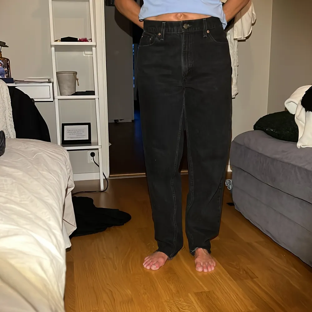 Säljer nu dessa svarta jeans från Levis i modellen 550! De är köpa secondhand!. Jeans & Byxor.