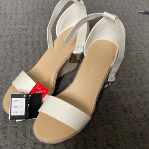 Klackskor - Säljer dessa helt oanvända skor i storlek 39 för 100kr. Säljes pågrund av att dom inte passa mig. Dom är perfekta till bland annat studenten.