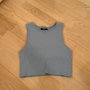 Ljusblå topp  - Den är ljusblå i verkligheten, svårt att få med i kameran men den är baby blå