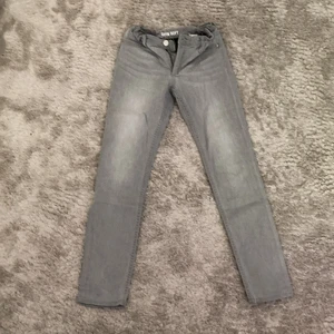 Gråa skinnyjeans strlk 146 - Medellång midja räcker ner till fotknölarna