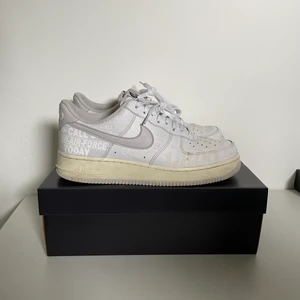 Limiterade Nike Air Force 1  - Limiterade Nike Air Force 1 i vitt med en krämfärgad sula. Har fler bilder på sulor, samt att de är reflekterande, så skriv för fler bilder!. Lätt använda, skick enligt bild. Original låda medföljer och köparen står för frakt (70kr)! ✌🏻