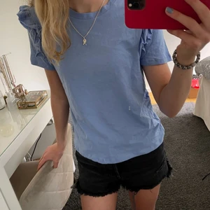 Super vacker tröja från Zara - Jättefin tröja från Zara. Denna är slutsåld/ säljs inte längre. Den är i en superfin blå och har fina volanger vid ärmarna. Den är i storlek S och är sparsamt använd! 💗💗  