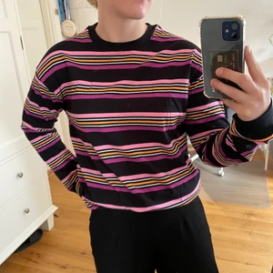 Randig tröja Junkyard - Randig mjuk långärmad från Junkyard, nyskick så aldrig använd😊  Pris kan diskuteras vid snabb affär, frakt betalas av köparen.  Skriv gärna om ni har frågor eller vill ha fler bilder!💕