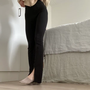 Kostymbyxor  - Tajta svarta kostymbyxor från bik bok! Säljer pågrund av att dem e för långa. Köpte dom för 189kr från bik bok!💋 frakt-20