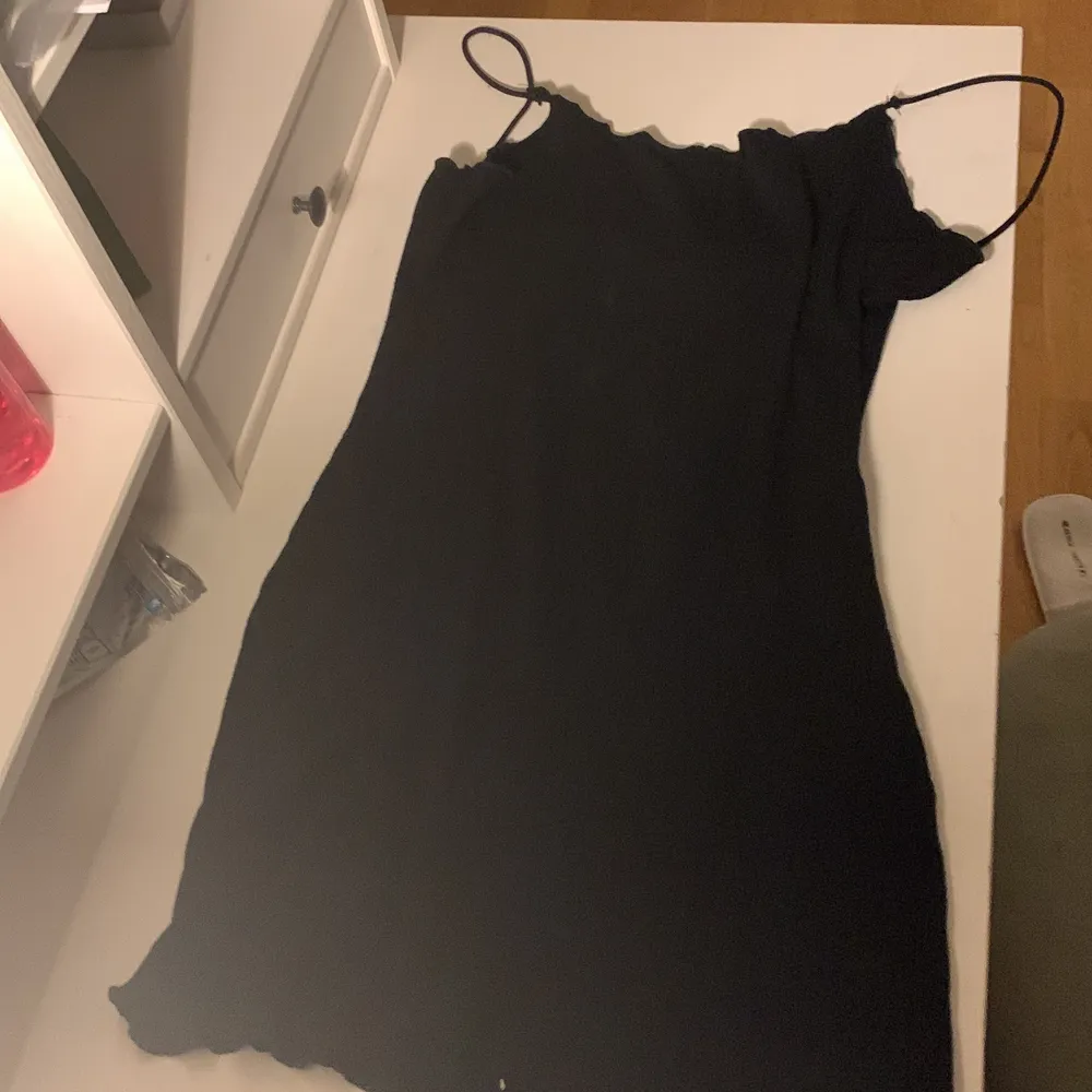 En enkel svart klänning. Knappt använt och säljer pga att jag aldrig använder den. Klänningar.