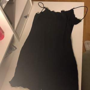 En enkel svart klänning. Knappt använt och säljer pga att jag aldrig använder den