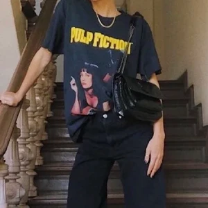Pulpfiction t shirt - Pris kan diskuteras men t shirt från UB som jag är rätt så säker inte säljs längre den är unisex och oversized och skit fin! Kan fixa mer bilder om behövs!