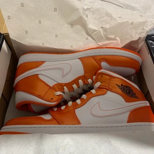 Air Jordan 1 mid metallic orange  - Storlek 45 aldrig använda.