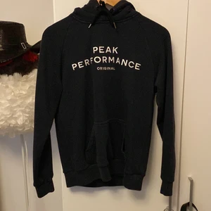 Peak Performance hoodie  - Säljer nu min peak hoodie då den inte kommer till så mycket användning. Den är i väldigt fint skick, dock så har ” skyddet” på högra snöret lossnat.  Skriv för mer info!🤍  Kan mötas upp i Sundsvall annars står köpare för frakt🤍