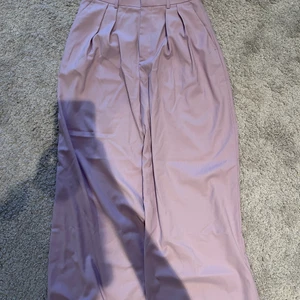 ❗️Lila kostymbyxor❗️ - 💕Säljer dessa lila kostymbyxor då jag inte använder de längre. Byxorna är i storlek 34💕