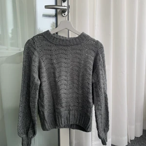 Stickad tröja SMALL  - Fin stickad tröja i bra skick. Passar perfekt till kyligare sommarkvällar! 🌸  Köparen står för frakten. 