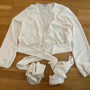 🌸 Blus från FashionNova 🌸 - 🌸 Blus från FashionNova med knytning runt midjan 🌸 Storlek ~S 🌸 Mötas upp i Stockholm eller postas (fraktkostnad tillkommer) 🌸 Kan även samfrakta 🌸