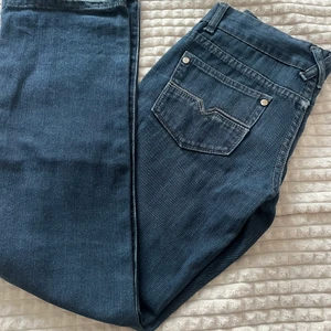 Low waist jeans - Ett par low waist jeans jag köpte här på plick men som tyvärr inte passade mig. Midjemått ca 74cm innerbenslängd ca 70cm. Skriv för fler bilder