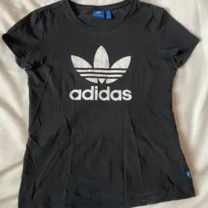 🌸 Tröja från Adidas 🌸 Storlek S 🌸 Mötas upp i Stockholm eller postas (fraktkostnad tillkommer) 🌸 Kan även samfrakta 🌸