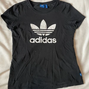 🌸 Tröja från Adidas 🌸 - 🌸 Tröja från Adidas 🌸 Storlek S 🌸 Mötas upp i Stockholm eller postas (fraktkostnad tillkommer) 🌸 Kan även samfrakta 🌸