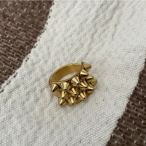 Edblad ring - ! Första bilden är lånad ! Säljer min guldiga Edblad ring för jag använder den inte Superfint skick, hör av dig om du är intresserad 