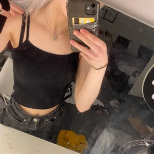 H&M - Enkelt svart linne i bra skick, använd fåtal gånger stretch bar ‼️ står ej för frakt ‼️