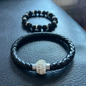 Smycken Åhléns - Svart smycken, ett i läder och ett i syntetisk diamant. Köpta på Åhléns!