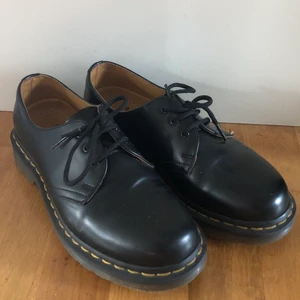 Dr Martens - Äkta dr Martens i fint skick. Storlek 38 men passar även 39. Pris kan diskuteras. 💗
