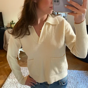 Stickad tröja  - Superfin stickad tröja med krage och fickor! Endast använd ett fåtal gånger. Den är stolek S/M men skulle säga att den sitter som en S💕